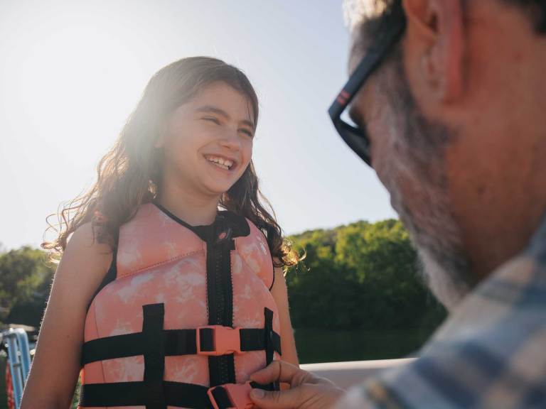 BTG726-CPB-MY25 Dad and daughter life jacket
