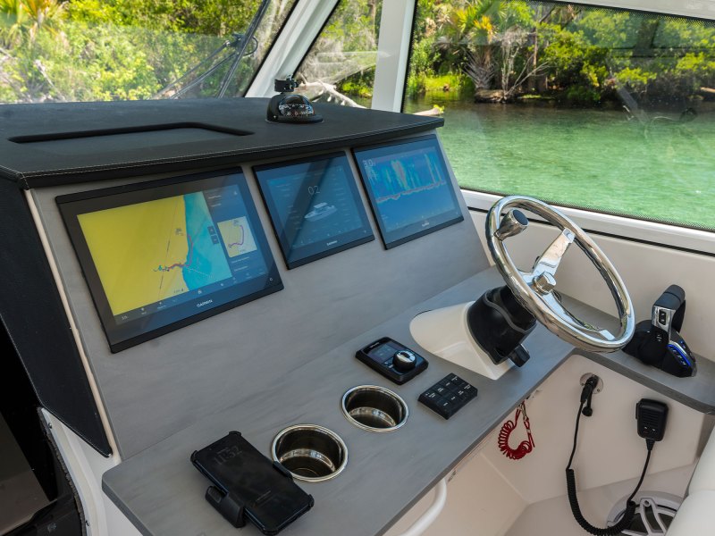 EdgeWater 310SC helm