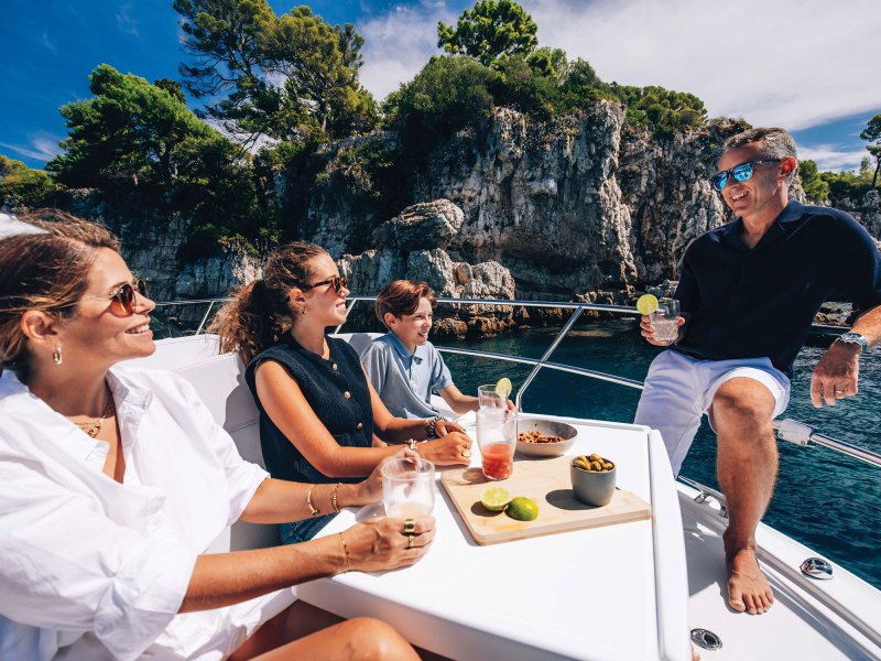 Beneteau Antares 12 Coupe bow seating