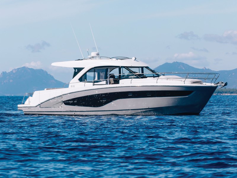 Beneteau Antares 12 Coupe anchored