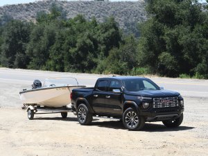 BTG826-GMC-Canyon-1 GMC Canyon 4WD Denali Crew Cab towing a boat