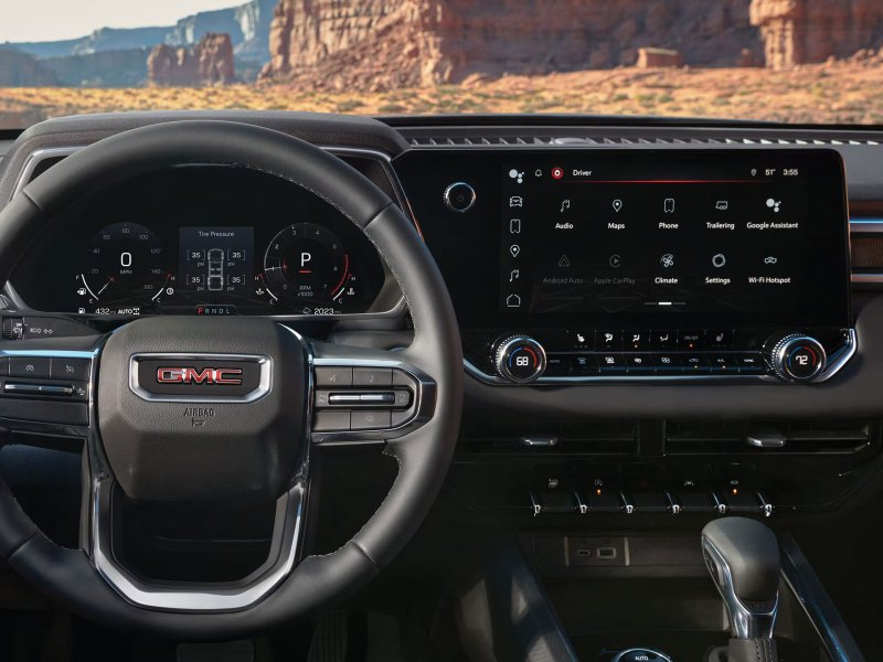 GMC Canyon 4WD Denali Crew Cab infotainment