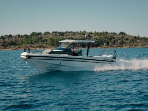 BTG826-Highfield-ADV-1 Highfield ADV9 running inshore