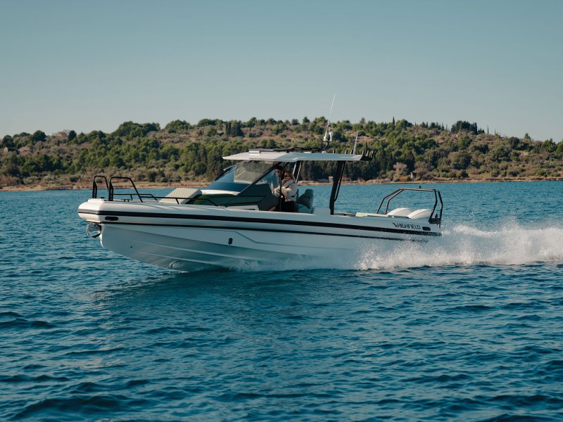 Highfield ADV9 running inshore