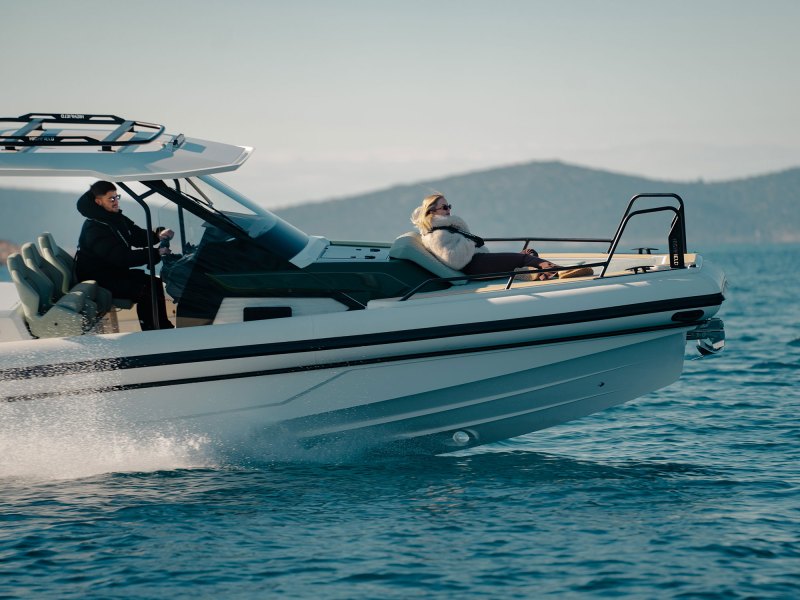 Highfield ADV9 bow seating