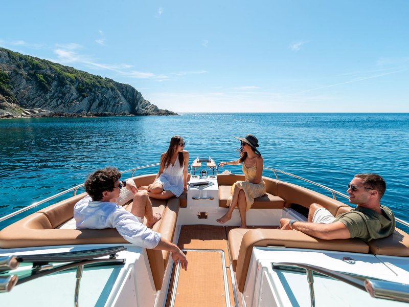 Jeanneau TH33 bow