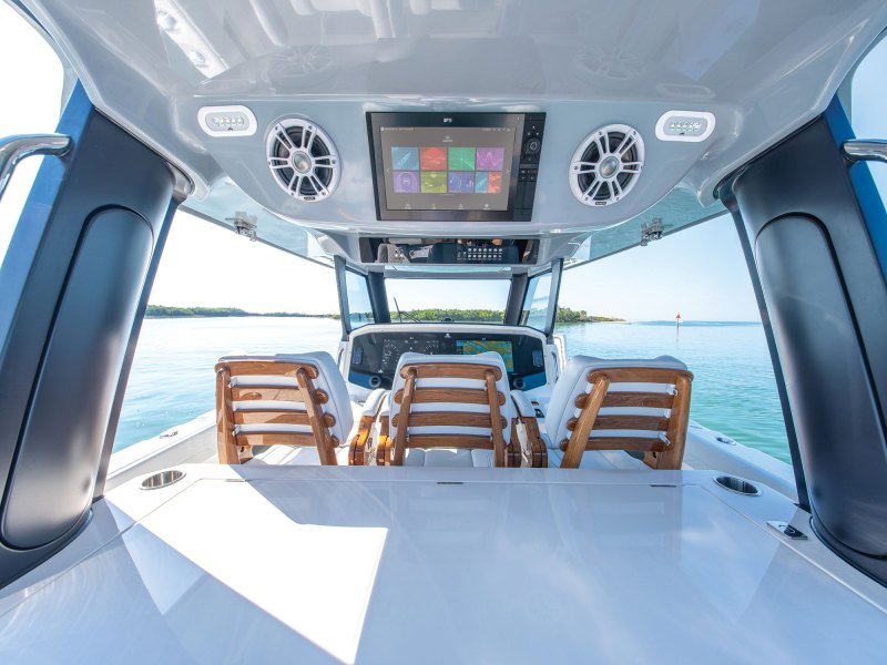 Aquila 36 Molokai overhead screen
