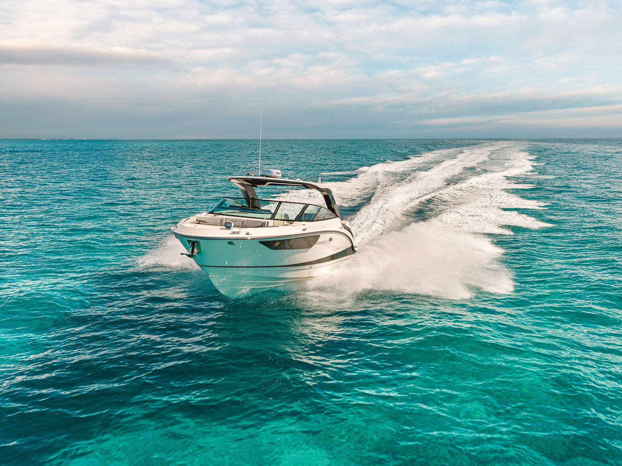 Sea Ray SLX 360 Outboard running on the sea