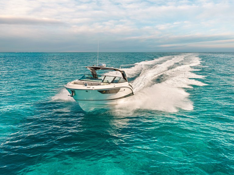 Sea Ray SLX 360 Outboard running on the sea
