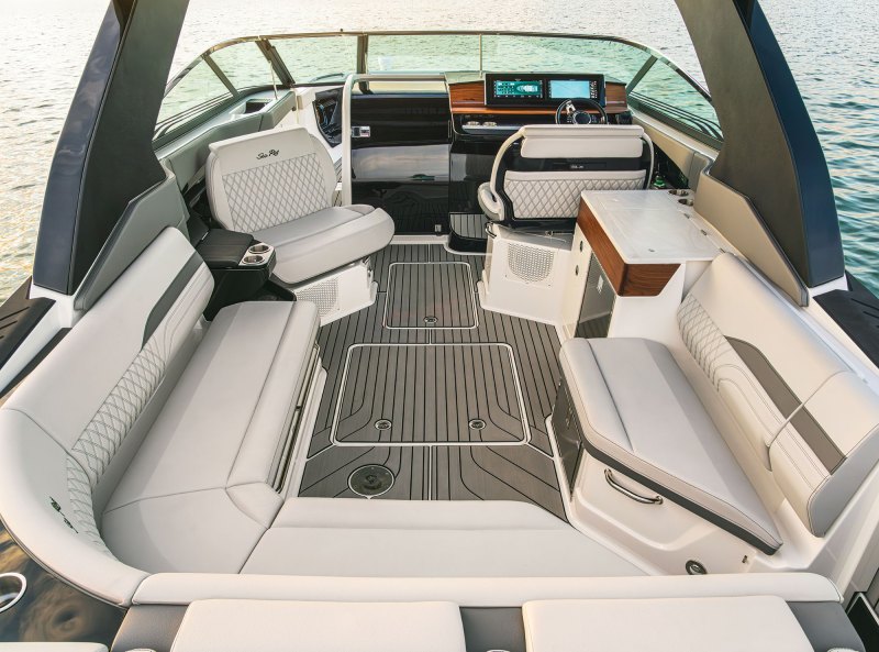 Sea Ray SLX 360 Outboard cockpit