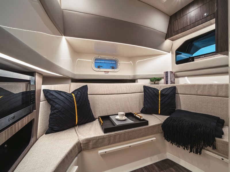 Sea Ray SLX 360 Outboard cabin