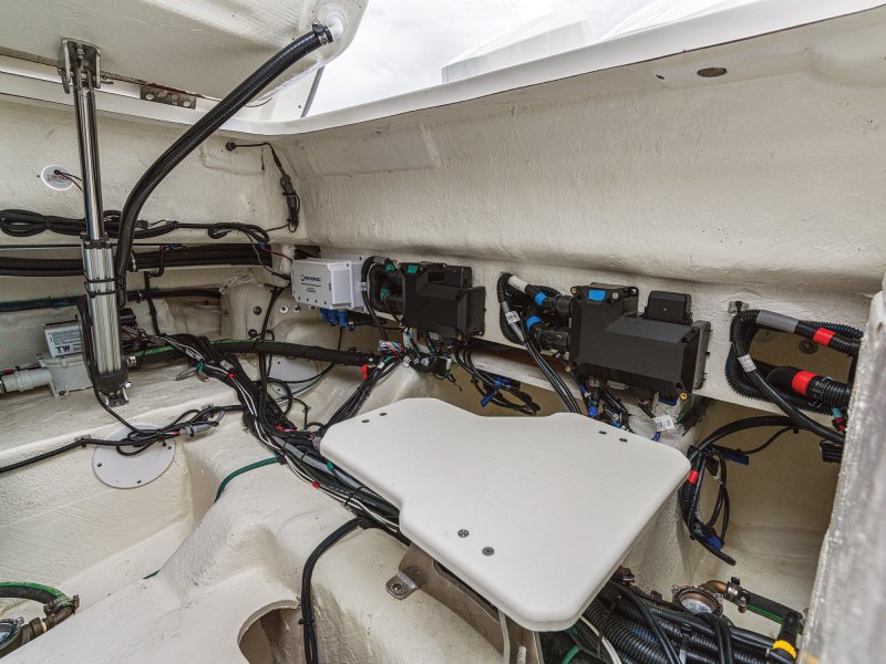 Sea Ray SLX 360 Outboard hatch