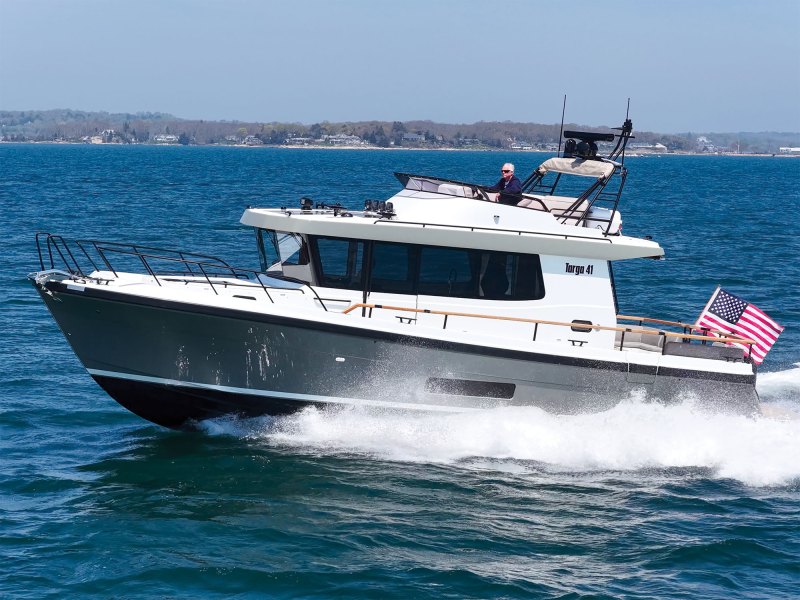 Targa 41 running inshore
