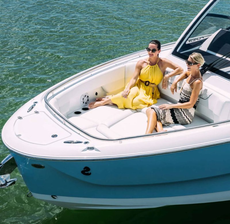 Beneteau Flyer 30 bow seating