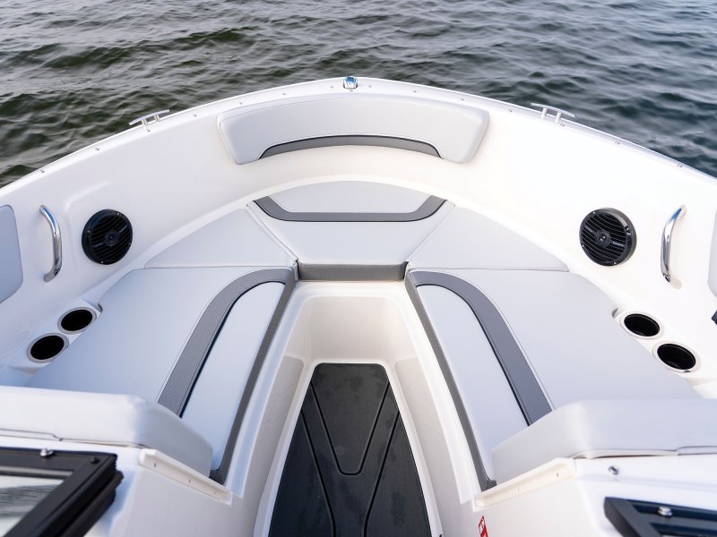 Bayliner V22 bow seating