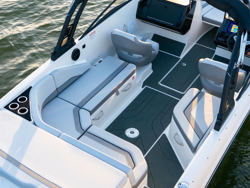 Bayliner V22 cockpit