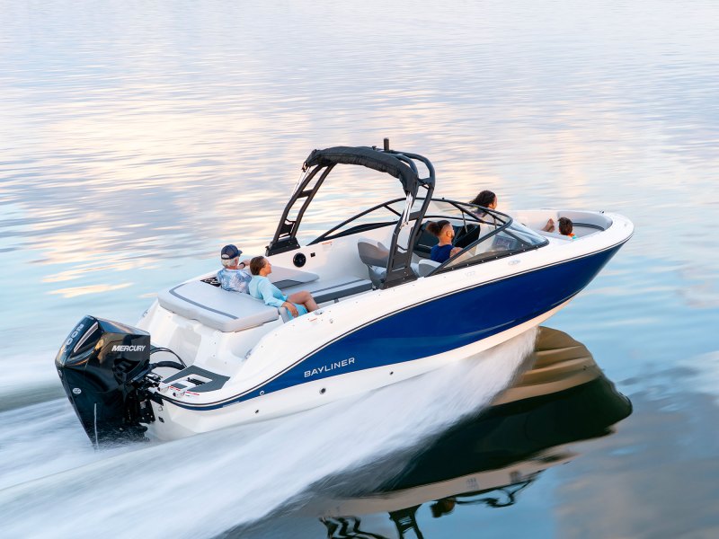 Bayliner V22 running fast